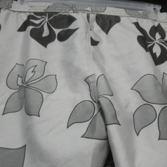 OLD NAVY | size 18 | Floral Print Swim Trunks | Mesh Lining - Picture 13 of 14
